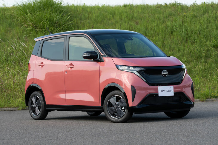 日産の新型軽EV「サクラ」。ガソリンエンジンの軽乗用車「デイズ」をベースにしながらも、エクステリアはイメージを刷新。フロントまわりに上級EV「アリア」のモチーフを取り入れている。（写真：向後一宏）