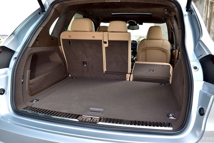 ラゲッジルームの容量は670リッター。リアシートを畳めば最大で1705リッターまで広がる。