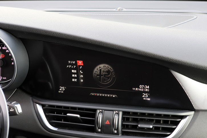 オーディオなどの機能を統合制御する「Connectシステム」の8.8インチモニター。ベースグレードを除き、ジュリアには900Wのアンプと14基のスピーカーからなるharman/kardonプレミアムオーディオシステムが装備される。