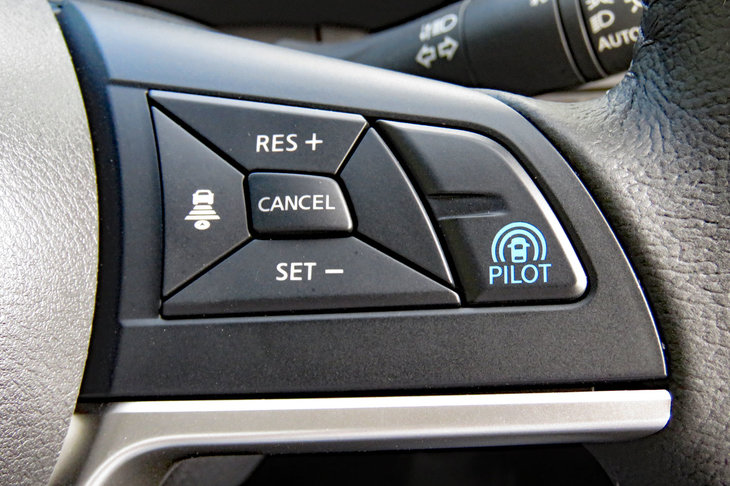 ステアリングホイールのスポークに備わるスイッチ類。青いアイコンのものがプロパイロットのスイッチだ。