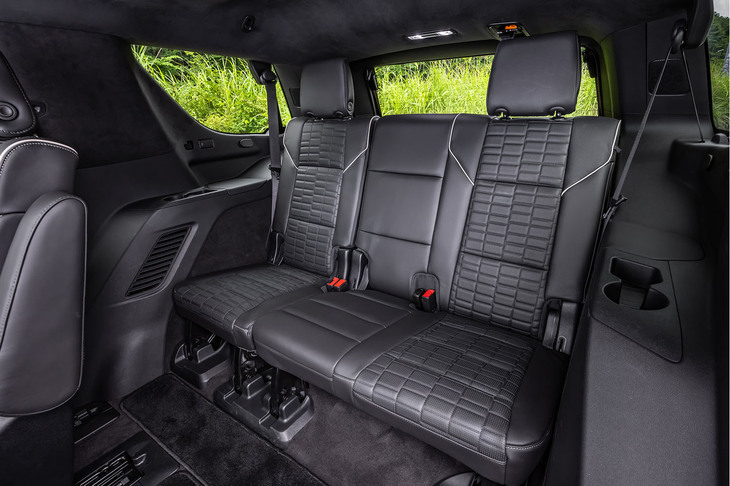 他のモデルではエマージェンシー用の扱いとなる3列目シートにも、「エスカレード」ではじゅうぶんな空間を確保。エアコンの吹き出し口や、ドリンクホルダー、小物入れなども設けられている。