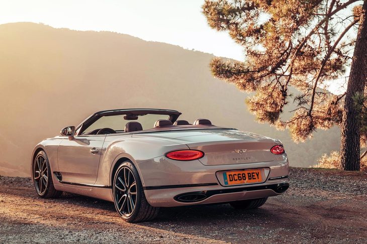 今回の新型は、「コンチネンタルGT」をベースとしたオープンモデルとしては3代目のモデルとなるが、今回のフルモデルチェンジを機に、車名が「コンチネンタルGTC」から「コンチネンタルGTコンバーチブル」に変更された。