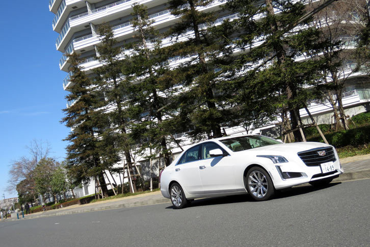 道中、スピッツの草野マサムネは「君の青い車で～」と歌っていたが、あいにくテスト車のボディーカラーは白！ 次の機会があれば「レイニーブルー」が入った徳永英明のアルバムを持参しようと思う。「あなたの白い車さがしかけて～」