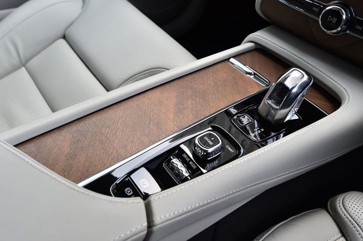センターコンソールには、エンジンのスタートスイッチや走行モードのセレクターなどが並ぶ。オレフェス社製のクリスタルガラスシフトノブ（写真右端）は、「T8」の専用装備。