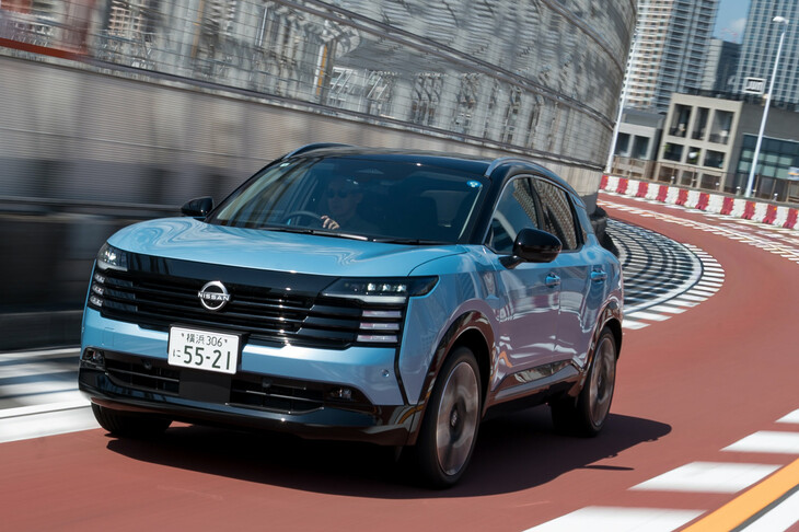 2026年6月に日本に導入された、新型「日産キックス」。従来型よりボディーサイズはひとまわり大きくなり、上級移行したかのような存在感を漂わすモデルとなった。