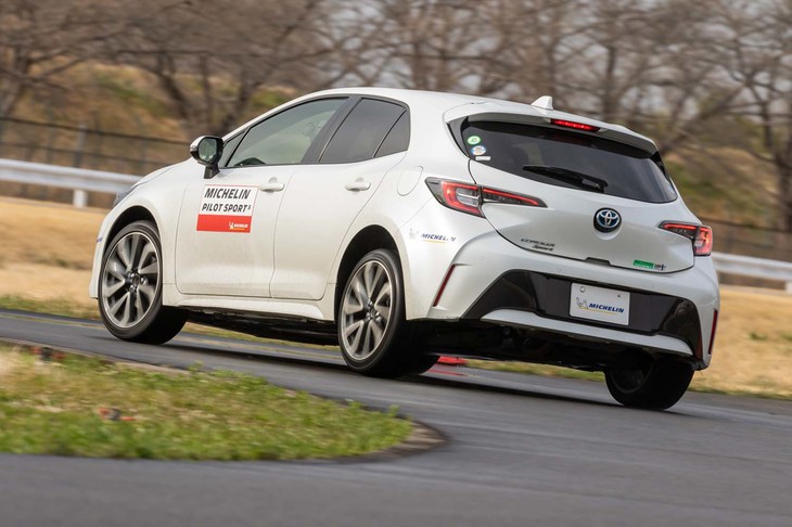 ステアリング操作に対する反応はシャープだが、過敏というほどまではいかない味つけ。だからこそ車種を選ばずに装着できる。