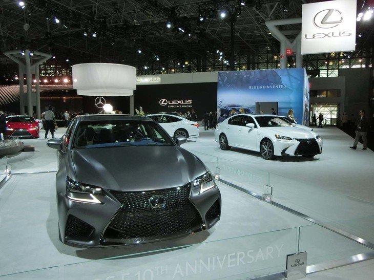 こちらはレクサスブースの様子。2018年のジュネーブで発表したコンパクトクロスオーバーSUV「UX」や「GS F」の特別仕様車（写真手前）などが主役を務めた。