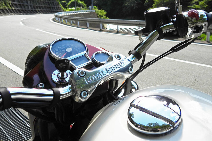 職人の手になる美しい仕上げも「クラシック650」の魅力。機械式のメーターも雰囲気にマッチしている。