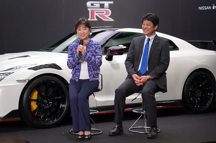 日産の星野朝子専務執行役員（写真左）と「GT-R」の車両開発主管を務める田沼謹一常務執行役員。報道陣からのGT-Rの電動化についての質問に、田沼氏が「さまざまな可能性を探っている」と答えたのに対し、星野氏は「あると思います」とピシャリ。