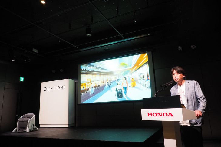 「ユニワン」の発表イベントに登壇した本田技研工業 新規事業開発部の中原大輔氏。「ユニワンが移動の負荷を軽減することにより、歩行の不安から外出を控えていた方々の行動を後押しし、“自由な移動の喜び”に貢献することを目指していきます」と、販売にあたっての抱負を述べた。