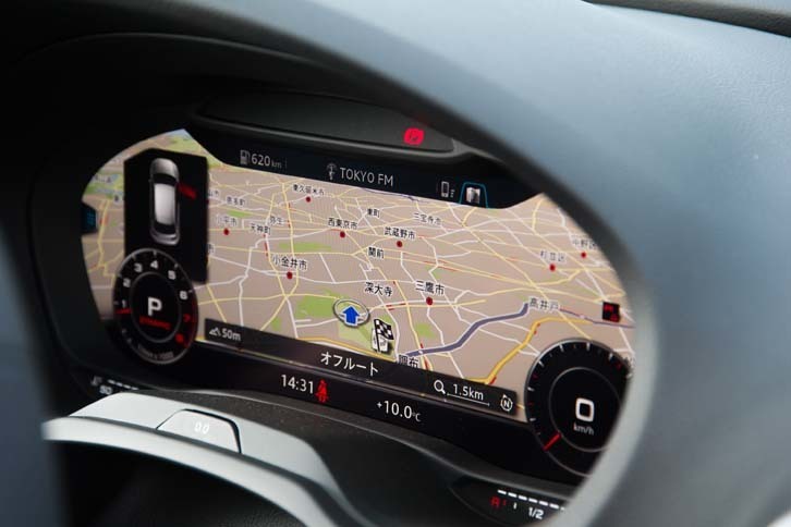 メーターパネル内に各種情報を表示できるアウディバーチャルコックピット。写真はナビ画面を最大限に大きく表示させたところ。