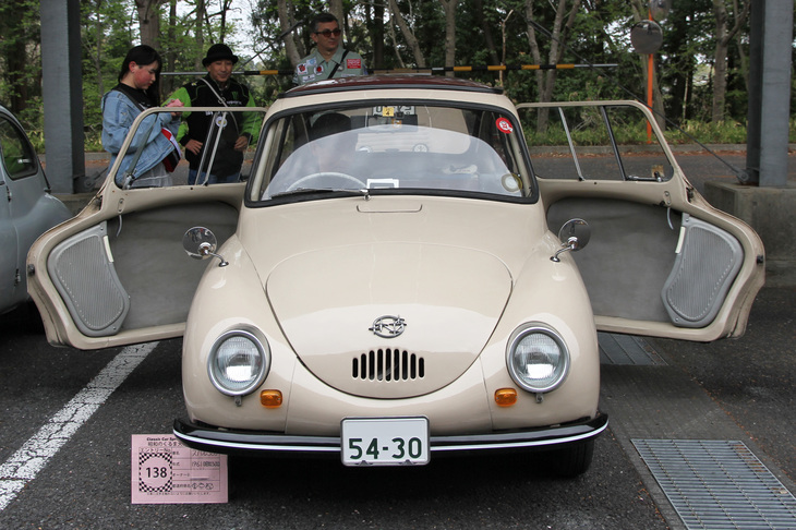 英語圏では俗にスーサイドドアと呼ばれる前開きドアを開いた1961年「スバル360」。通称出目金こと初期型だが、サイドウィンドウがスライド式のためドア内張りがなく、そのぶん実質的な室内幅は広かったことがわかる。ドア内側前方は収納スペースになっていた。