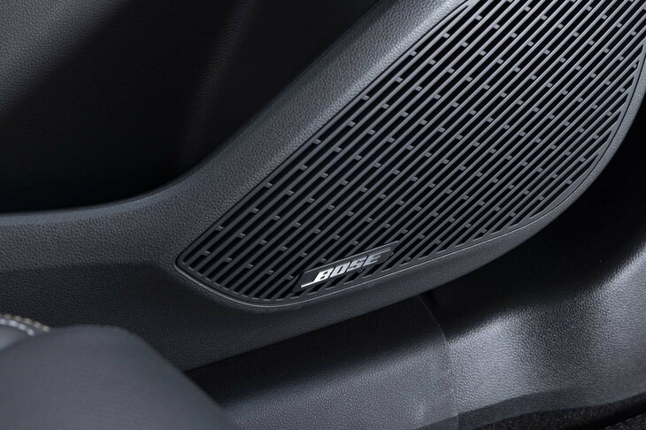 BOSEのサウンドシステムも標準装備。全部で9つのスピーカーがクリアなサウンドを聴かせる。