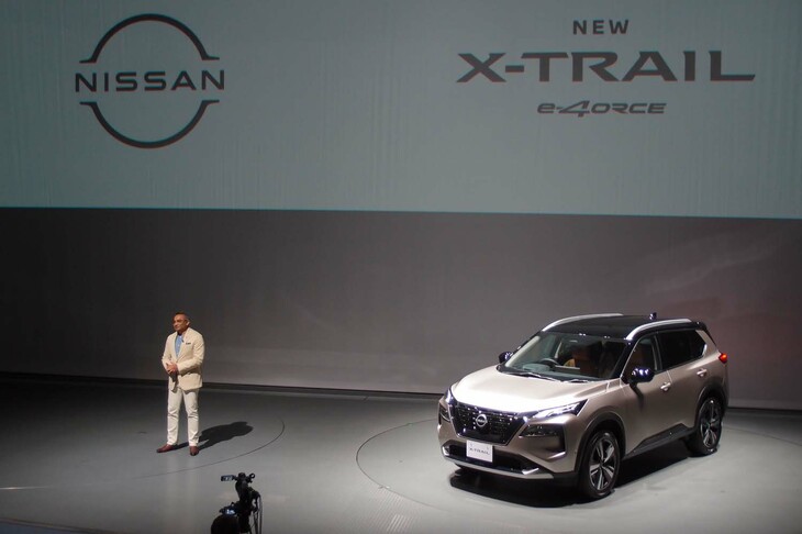 日産自動車のアシュワニ・グプタ代表執行役 最高執行責任者。新型「エクストレイル」発表会の冒頭であいさつに立ち、「新しいエクストレイルは日産の電動化戦略を担う重要なモデル。日本の皆さまに日産ならではの価値を届けたいと考えています」などと語った。