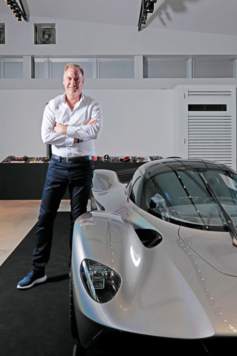 「アストンマーティン・ヴァルキリー」とマレック・ライヒマン。