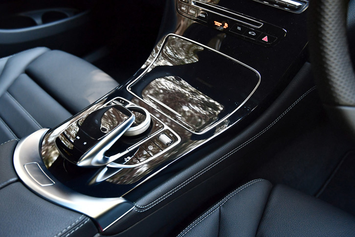 センターコンソールには指でのタッチ操作が可能なCOMANDコントローラーが備わる。