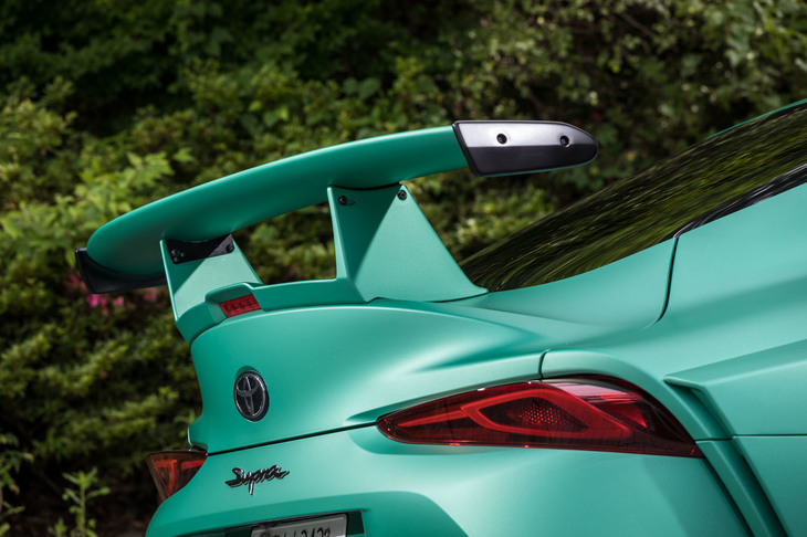 レースカーをほうふつさせるGTウイング。エアロダイナミクスについてはダウンフォースを過度に高めるのではなく、揚力を抑えて高速走行時の安定性を高めることを意図している。