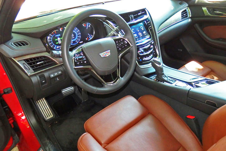 ダイナミックさとエレガントさが調和したインテリア。コナブラウンの本革シートも新鮮。