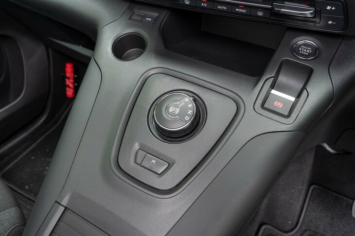 シフトセレクターはダイヤルタイプ。外周部分のみが回転する。