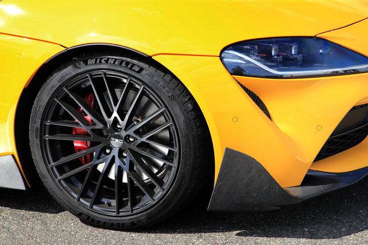 タイヤには「RZ」「SR-Z」共通で、前：255/35ZR19、後ろ：275/35ZR19サイズの「ミシュラン・パイロットスポーツ4S」が装着されていた。