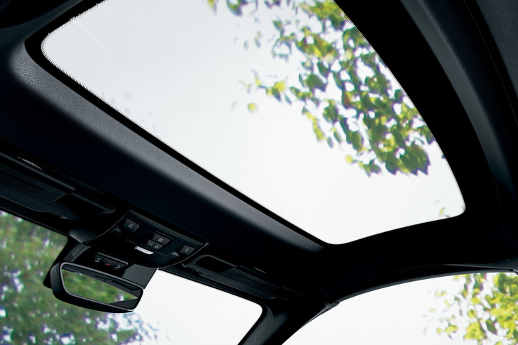 「SLC180ファイナルエディション」には、ワンタッチでルーフトップの透過率を瞬時に変更、クリアモードとダークモードを自在に切り替えられる「マジックスカイコントロールパノラミックバリオルーフ」もオプションとして用意される。