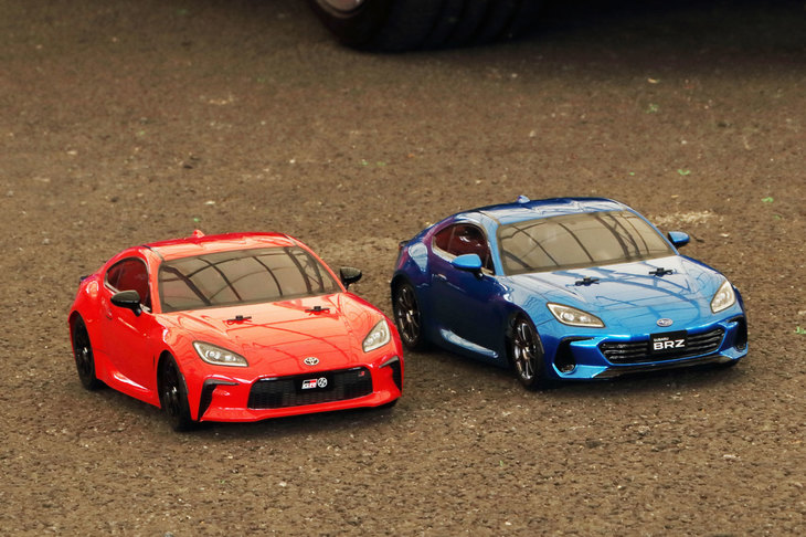 新型車の展示は実車だけにとどまらず……。早くも田宮模型が「トヨタGR 86」と新型「スバルBRZ」のラジコンをお披露目。実車同様、こちらの2台もシャシーやモーターなどの構成部品は共有となるが、これも実車同様に、86とBRZの走りの違いを再現するらしい。続報が楽しみだ。