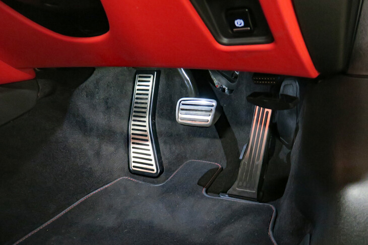 シボレー・コルベットZ06（アクセル／ブレーキペダル）