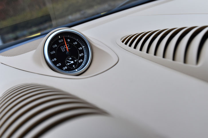 テスト車は、オプションの「スポーツクロノパッケージ」をチョイス。ダッシュボード上には、ストップウオッチ機能を備えたクロックが装着される。