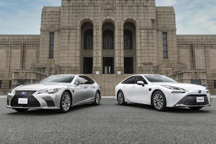 「レクサスLS」（写真左）と「トヨタ・ミライ」（同右）の「アドバンストドライブ」搭載車。