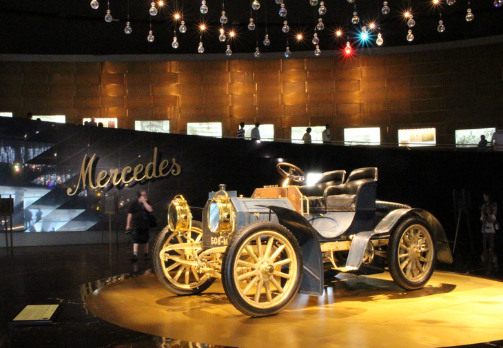 1902年「メルセデス・シンプレックス40PS」は、現存する最古のメルセデス車である。ドイツ・シュトゥットガルトのメルセデス・ベンツ博物館蔵。