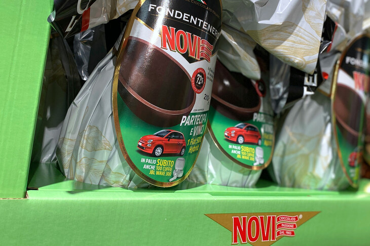 ノーヴィ製の卵型チョコレートは近年「フィアット500（マイルドハイブリッド）」を特賞にしている。2023年3月。