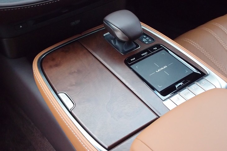 LS500h“エグゼクティブ”（センターコンソール）