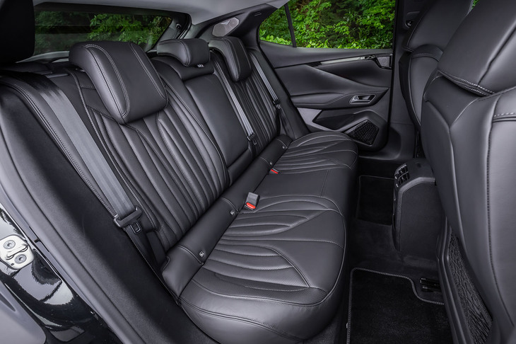 前席と同じく、バサルトブラックレザーで仕立てられた後席。背もたれには60：40の分割可倒機構に加え、スキーホールが備わっている。