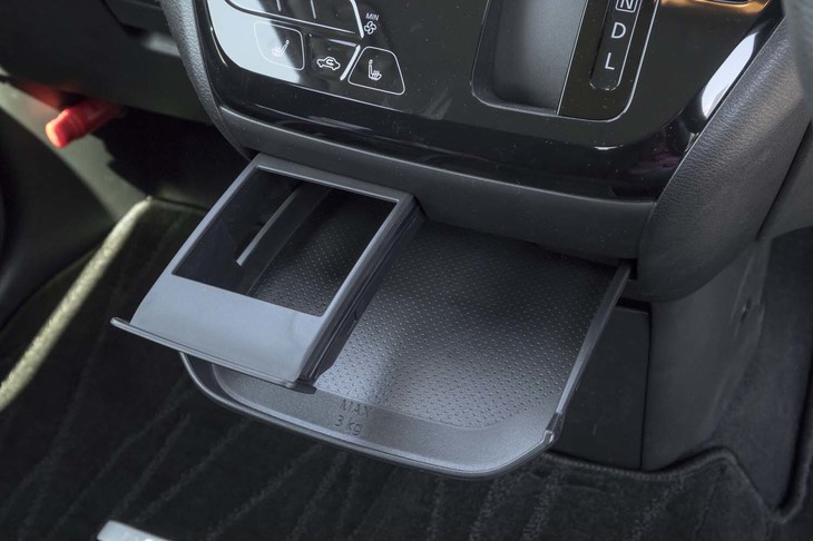 引き出し式のセンタートレー（写真下段）。収納可能なリング（写真上段）を併用すればドリンクホルダーとして活用できる。