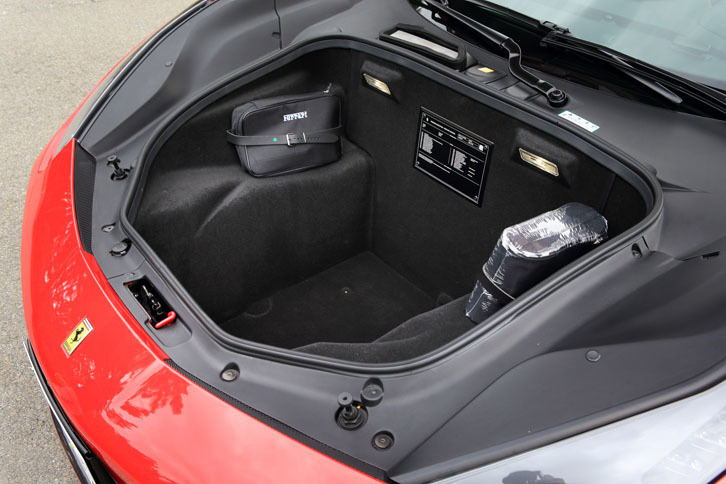 フロントフードの下には230リッターのラゲッジスペースが用意されている。