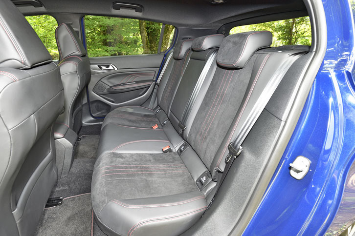 リアシートの中央にはセンターアームレストが標準で備わる。背もたれは6：4の分割可倒機構付き。