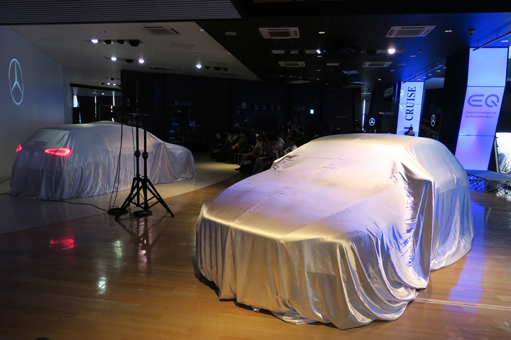 アンベールを待つ新型「メルセデス・ベンツCLAシューティングブレーク」（手前）。発表会は東京・六本木の「Mercedes me Tokyo」で行われた。