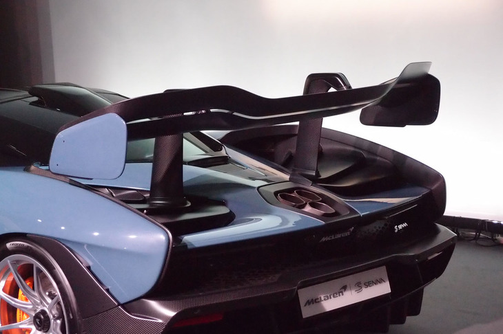 車体の後方には、大きな「アクティブウイング」が装着される。