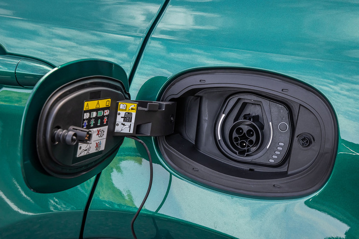 ボディー左リアフェンダーに設置される給電口。普通充電にのみ対応する。駆動用バッテリーの容量は15.5kWhで、72kmのEV走行（WLTCモード）が可能だ。