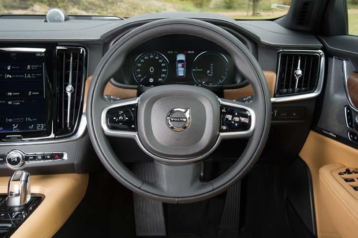 ステアリングホイールは本革巻きが標準。左側にはアダプティブクルーズコントロールの操作スイッチが、右側にはインフォテインメントシステムの操作スイッチが並ぶ。