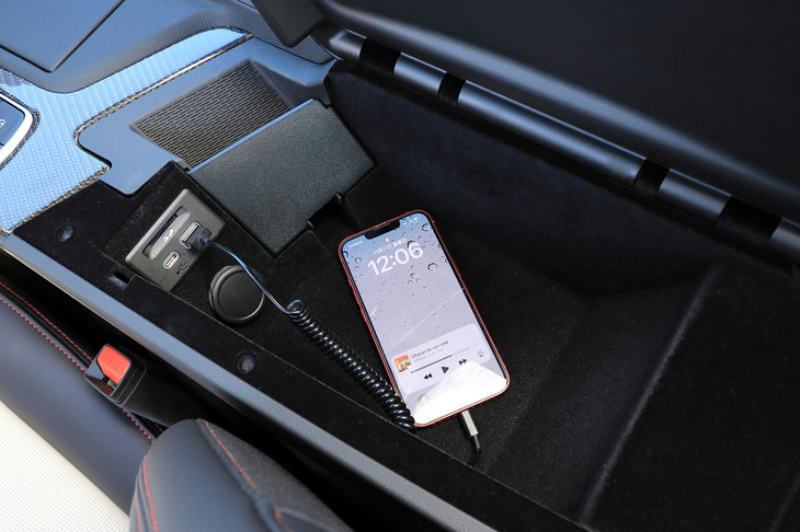 携帯端末のミラーリング機能など、今日のクルマに求められる“つながる機能”もしっかりフォロー。USBポートやシガーソケットは、前席用だけでなく後席用にも設けられており、またセンターコンソールのワイヤレスチャージャーは15Wの高出力を誇る。