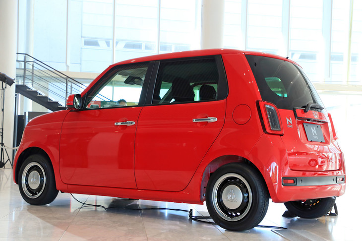 外身は初代そっくりだが、中身は全面的に刷新。特にボディーは、剛性の向上と7％の軽量化を実現しているという。