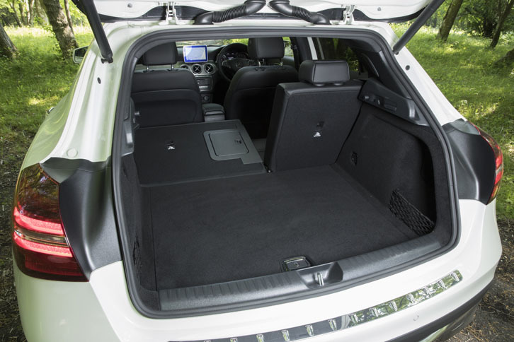 荷室の容量は標準で421リッター。リアのシートバックをすべて倒すと、1235リッターまで拡大できる。