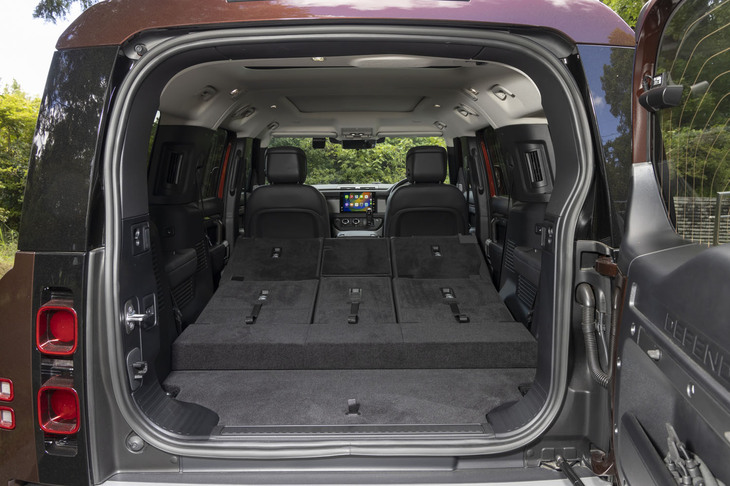 「ディフェンダー130」の荷室容量は3列目シートを使用した状態で389リッター、2列目と3列目のシートを格納すれば（写真）最大2291リッターに拡大できる。標準装備のパノラミックガラスルーフに加えて、3列目の頭上にも2つ目のサンルーフが備わる。