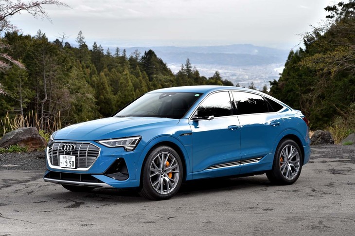 【アウディe-tronスポーツバック55クワトロ ファーストエディション（バーチャルエクステリアミラー仕様車）のスペック】
	ボディーサイズ：全長×全幅×全高＝4900×1935×1615mm／ホイールベース：2930mm／車重：2560kg／駆動方式：4WD／フロントモーター：非同期モーター／リアモーター：非同期モーター／フロントモーター最高出力：183.5PS（135kW）／フロントモーター最大トルク：309N・m（31.5kgf・m）／リアモーター最高出力：224.3PS（165kW）／リアモーター最大トルク：355N・m（36.2kgf・m）／システム最高出力：408PS（300kW）／システム最大トルク：664N・m（67.7kgf・m）／タイヤ：（前）265/45R21 108H XL／（後）265/45R21 108H XL（コンチネンタル・プレミアムコンタクト6）／一充電走行距離：405km（WLTCモード）／交流電力量消費率：245Wh/km（WLTPモード）／価格：1346万円
	
	【取材時の電費データ】
	テスト距離：199.6km（市街地1：高速道路7：山岳路2）／消費電力量：49.9kWh／参考電力消費率：4.0km/kWh