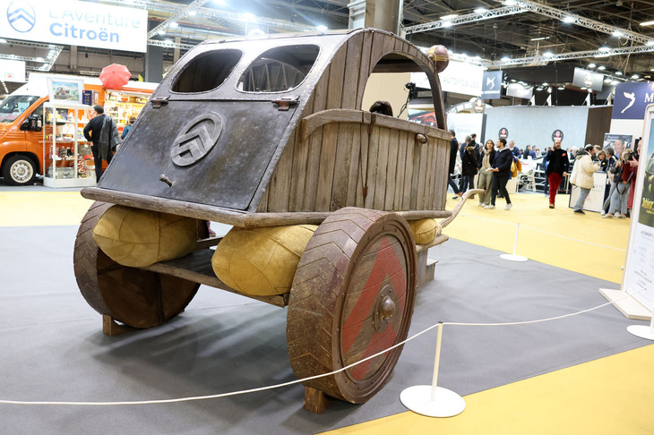 2023年2月、パリの古典車ショー「レトロモビル」で。シトロエンが展示した「2CV」を思わせる車両は……