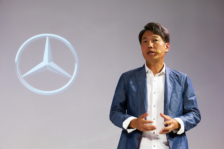 新型「CLA／CLAシューティングブレーク」の特徴や、FFプラットフォーム「MFA2」を利用した製品群のラインナップについて説明する、メルセデス・ベンツ日本の上野金太郎 代表取締役社長兼CEO。