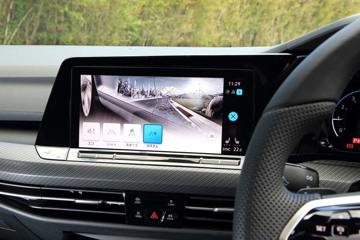 1.5リッターモデルはドライブモードセレクターを搭載。モードは「エコ」「コンフォート」「スポーツ」に「カスタム」を加えた全4種類。