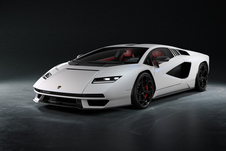 「ランボルギーニ・カウンタック」のデビュー50周年に合わせて開発された限定モデル「カウンタックLPI800-4」は、最高出力780PS、最大トルク720N・mを発生する6.5リッターV12エンジンと、スーパーキャパシタ、34PSの電動モーターを用いたハイブリッドシステムを搭載。生産台数は112台と発表された。