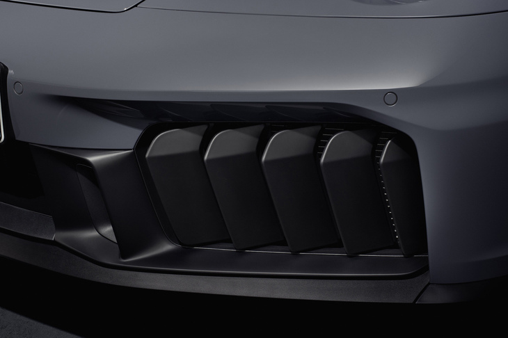 フロントバンパー下部の左右には、新たに大型の冷却ベントが設けられた。すべてのライト機能をマトリクスLEDヘッドランプに統合することで、このスペースを生み出すことができたとポルシェは説明している。